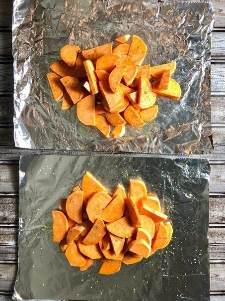Батат, сбрызнутый оливковым маслом и посыпанный розмарином, солью и специями
