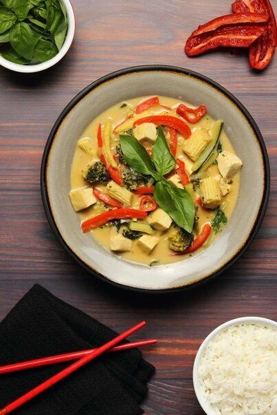 Тофу карри с брокколи, цукини, кукурузой и ароматным кокосовым соусом, подаваемое с рисом