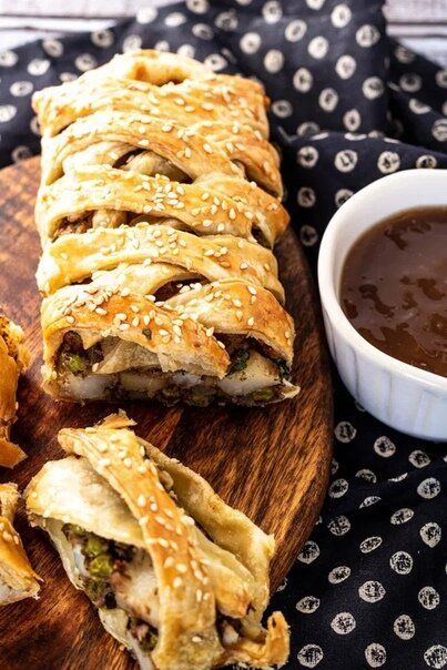 Готовый слоёный пирог, нарезанный на кусочки