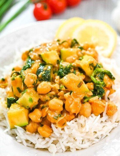 Тушёный нут с кокосовым молоком и цукини, готовый к подаче – яркое блюдо в глубокой кастрюле