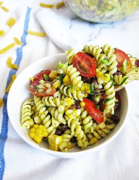 Салат из макарон с кукурузой, авокадо и соусом, яркое фото готового блюда