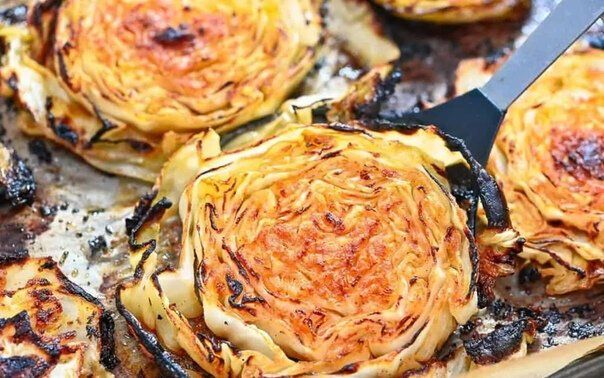 Запечённые ломтики молодой капусты, покрытые золотистой коркой, с ароматом кокосового масла и индийских специй