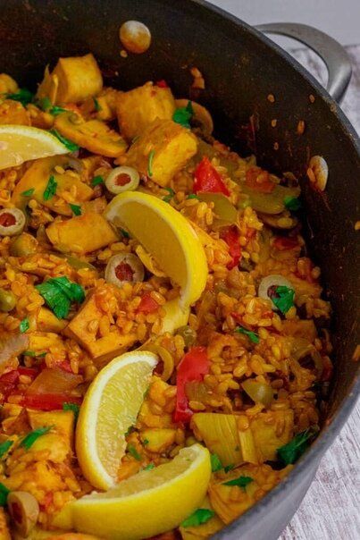 Запечённый тофу с овощами и коричневым рисом, оригинальное изображение блюда
