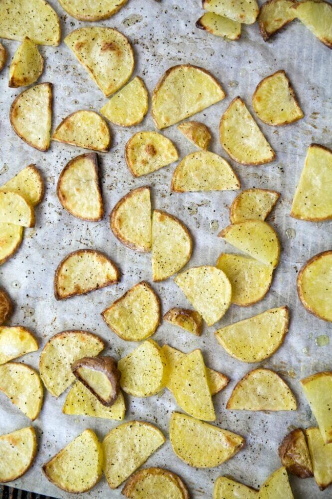Запечённый картофель с золотистой корочкой, готовый к добавлению соуса