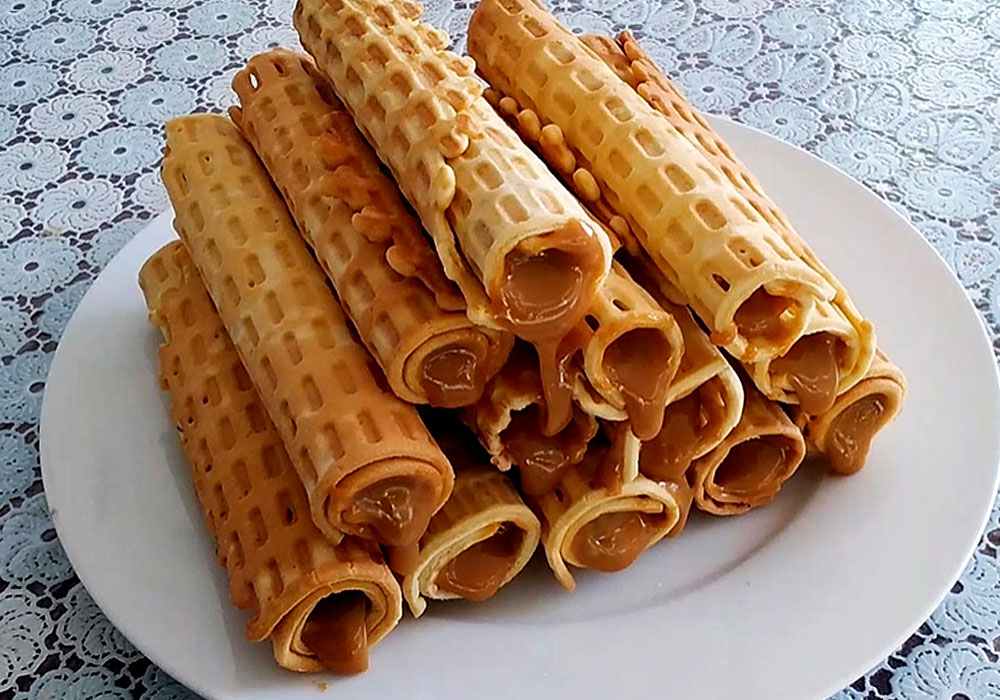 Вафельные трубочки, готовые к подаче, покрытые орехами и кокосовой стружкой, оригинальный рецепт