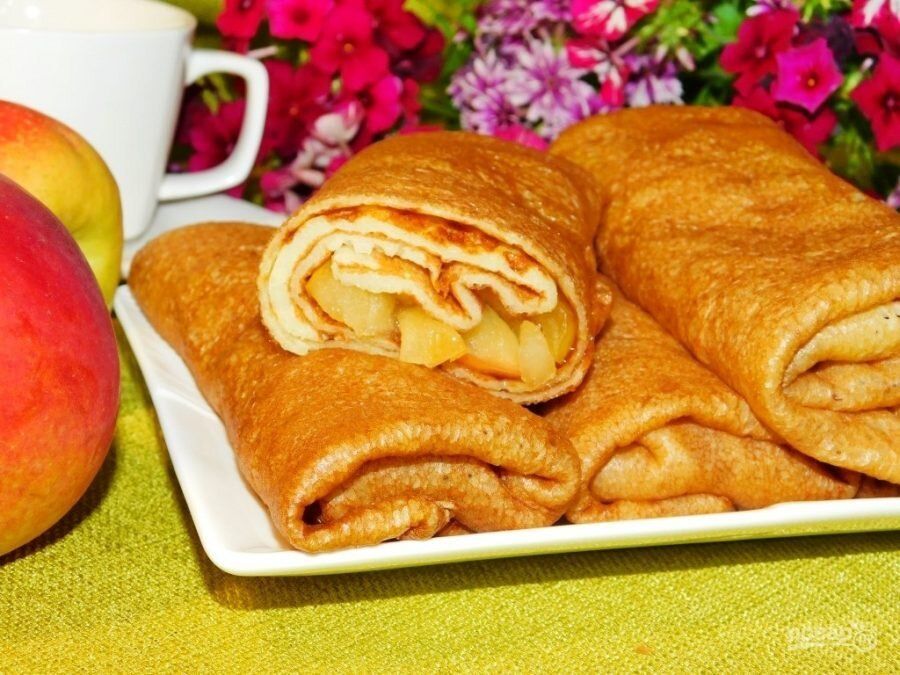 Блинчики, разложенные на тарелке, готовые к сервировке
