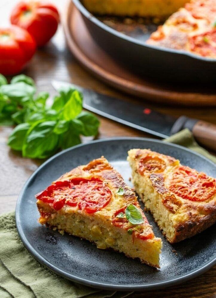 Кукурузный хлеб, запечённый в чугунной сковороде с помидорами и пармезаном