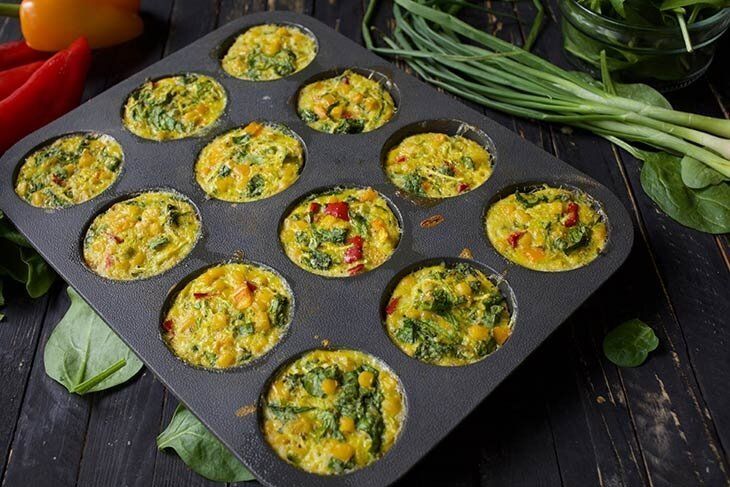 Овощные булочки с яркими кусочками перца, шпината и кукурузы, запечённые в форме маффинов, золотистая корочка, внутри – сочный овощной микс