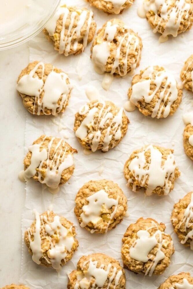 Овсяное печенье с яблоками и корицей, золотистое, с хрустящей корочкой, укрытое на деревянной доске