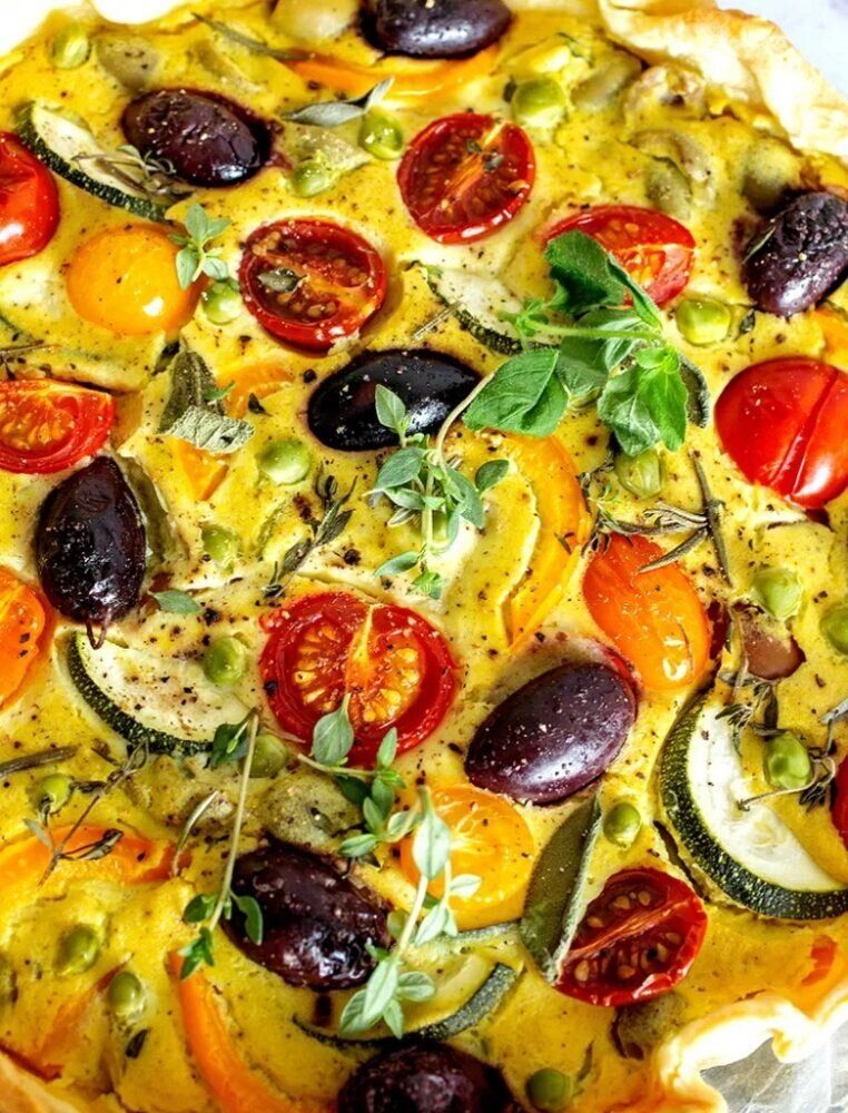 Киш с овощами, запечённый в слоеном тесте, с яркими кусочками цукини, помидоров черри и зелёной петрушкой