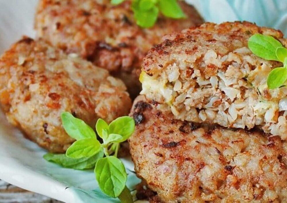 Гречневые котлеты с соусом