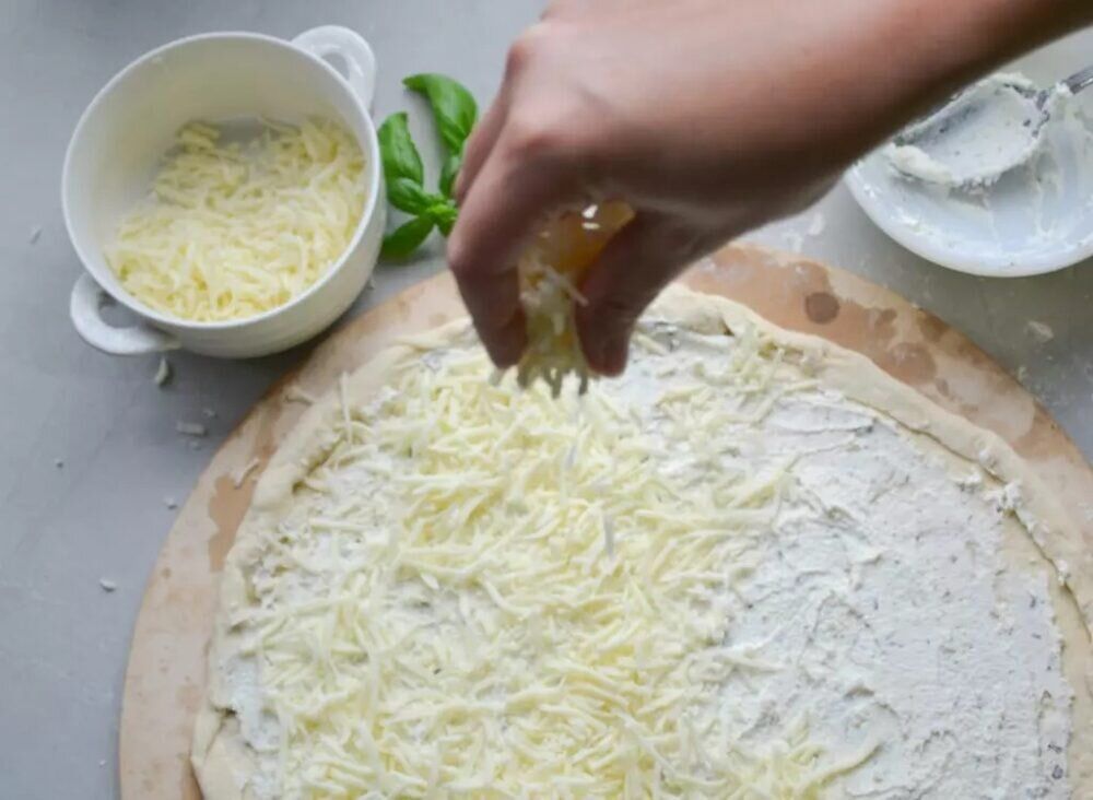 Белая пицца - ароматная итальянская пицца без мяса, запечённая в духовке