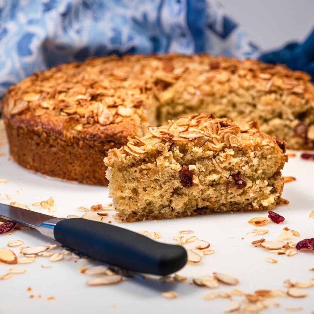 готовый клюквенно-миндальный пирог, нарезанный кусок на тарелке
