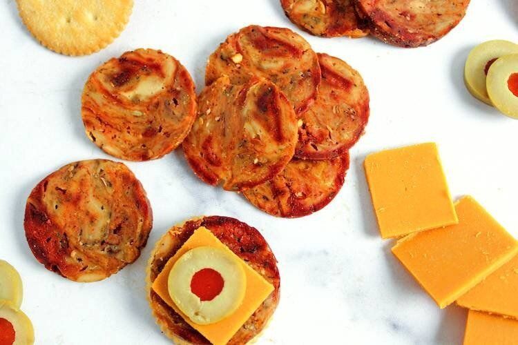 Веганская пепперони – нарезанные кусочки, готовые к подаче на пиццу или в салате