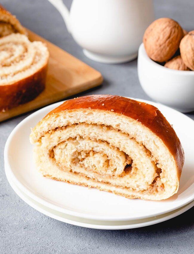 Ореховый рулет – золотистый, с хрустящей корочкой и ароматной ореховой начинкой, готовый к подаче