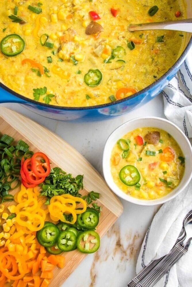 Кукурузный суп – густой кремовый суп с яркими кусочками овощей и зеленью