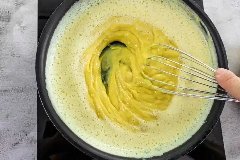 Нутовый сыр – смесь из нутовой муки, воды, оливкового масла, соли, куркумы, дрожжей и лимонной цедры, готовая к запеканию