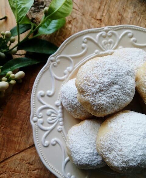 Печенье с курагой – золотистое печенье с начинкой из кураги и миндаля, украшенное сахарной пудрой