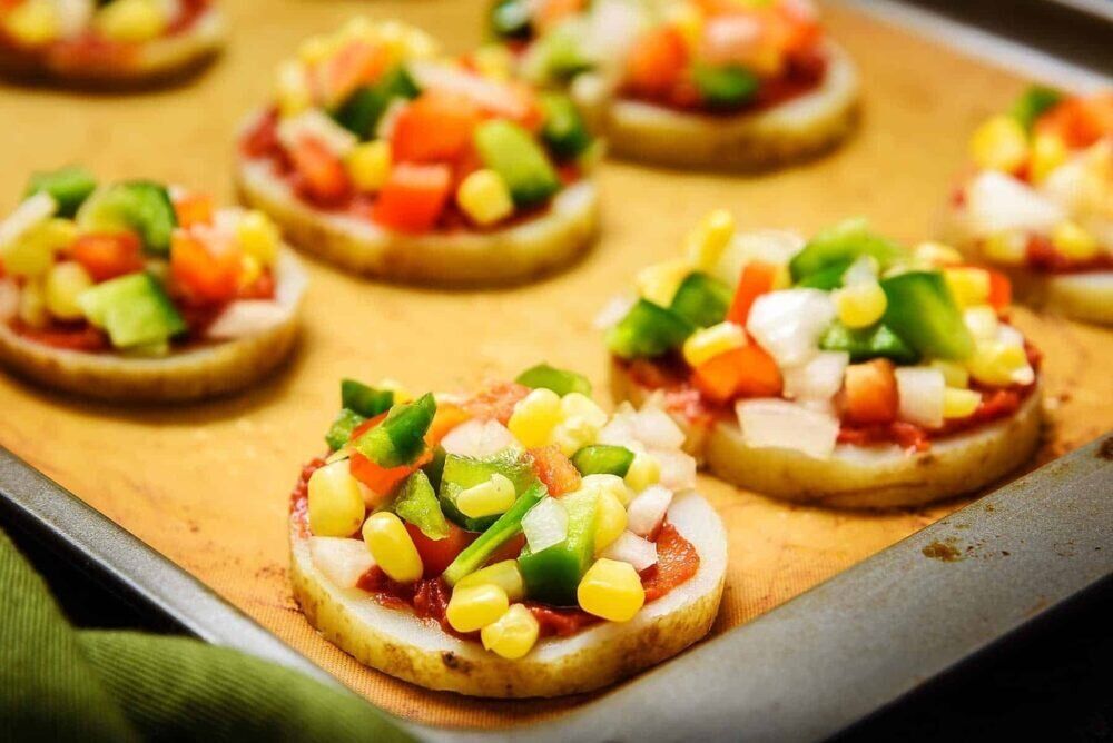 Картофельные мини-пиццы в духовке, золотистая корочка, овощи и сыр