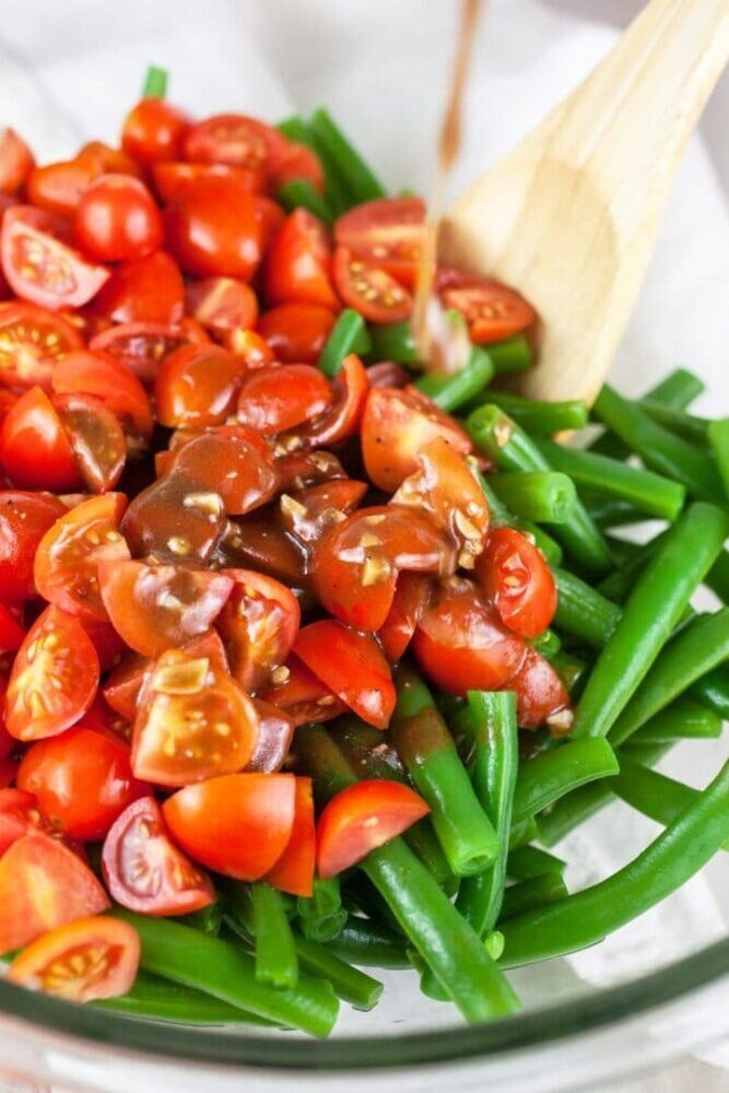 Салат из зеленой фасоли — свежий салат с фасолью, помидорами и орехами