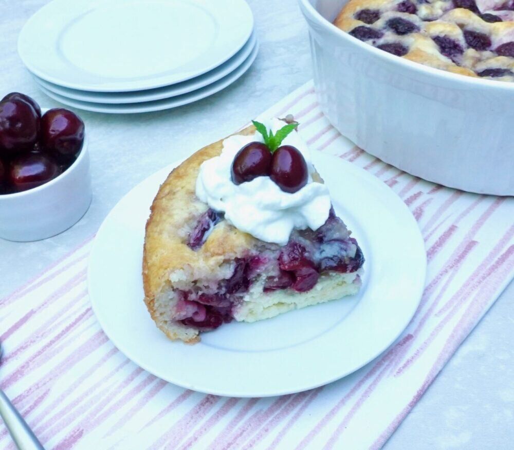 Готовый вишневый пирог, нарезанный кусок на тарелке