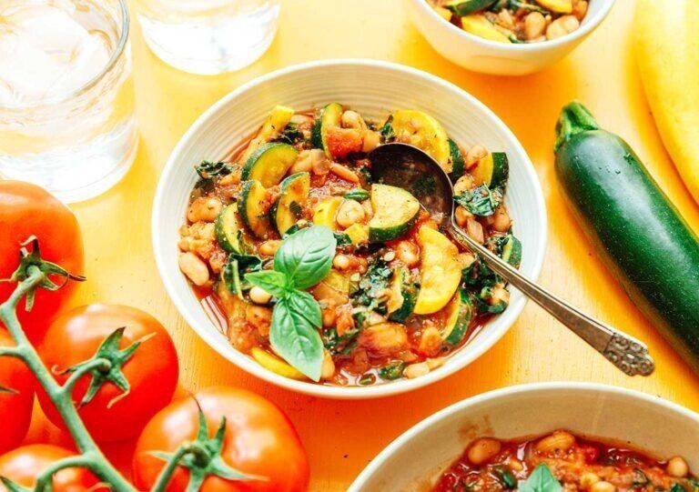 Тёплое рагу из кабачков с томатным соусом, фасолью и листовой капустой кале